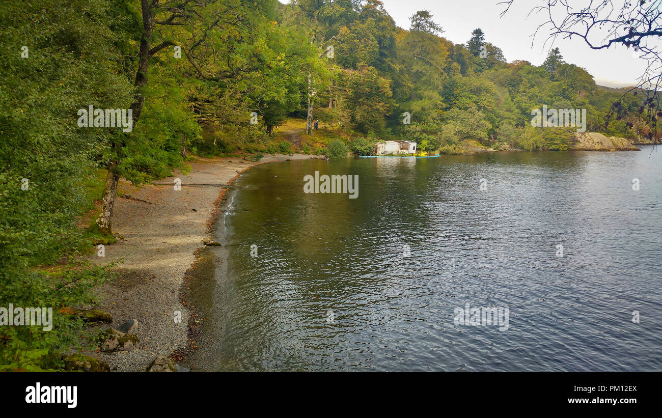 Ullswater,Glenridding,Lake District, Cumbria, Regno Unito.16 Sett,2018. Un impianto di smaltimento dei rifiuti il carrello continua a contaminare il Lake Ullswater dopo sbandamenti attraverso entrambe le corsie e spegnere un argine. Ha attraversato due sentieri e sfiorato tutti gli alberi di finire sul suo lato nel lago. Il driver è creduto di avere alcun grave lesioni. Credito: Rafael Garea-Balado/Alamy Live News Foto Stock