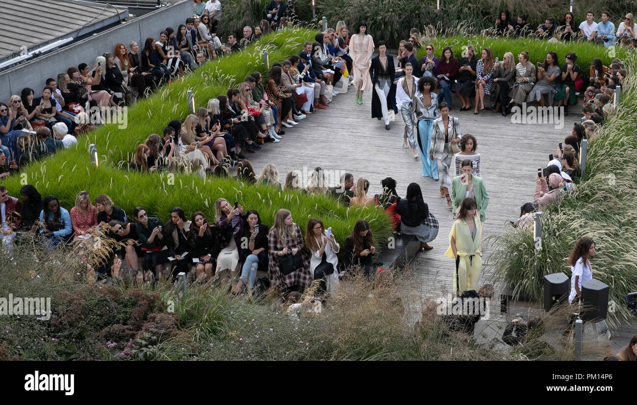 Londra, Regno Unito. Xvi Sep, 2018. I modelli a piedi la pista al Roland Mouret Visualizza durante la London Fashion Week di Londra, Regno Unito, sul Sett. 16, 2018. Credito: Han Yan/Xinhua/Alamy Live News Foto Stock