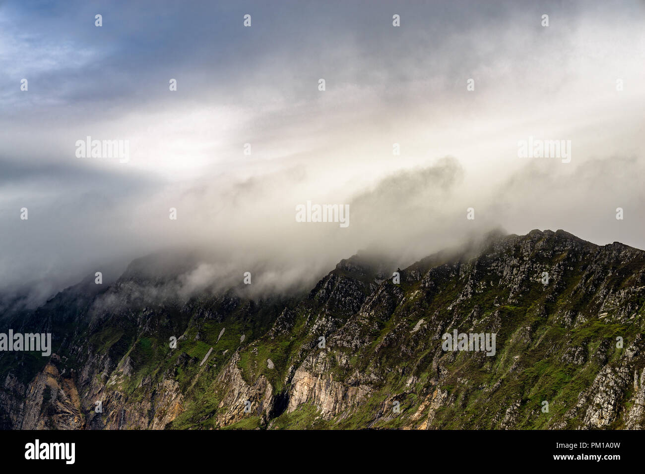Splendida vista della montagna Slieve League coperta di nuvole e nebbia, dall'alto sulla costa atlantica della contea di Donegal, Irlanda Foto Stock