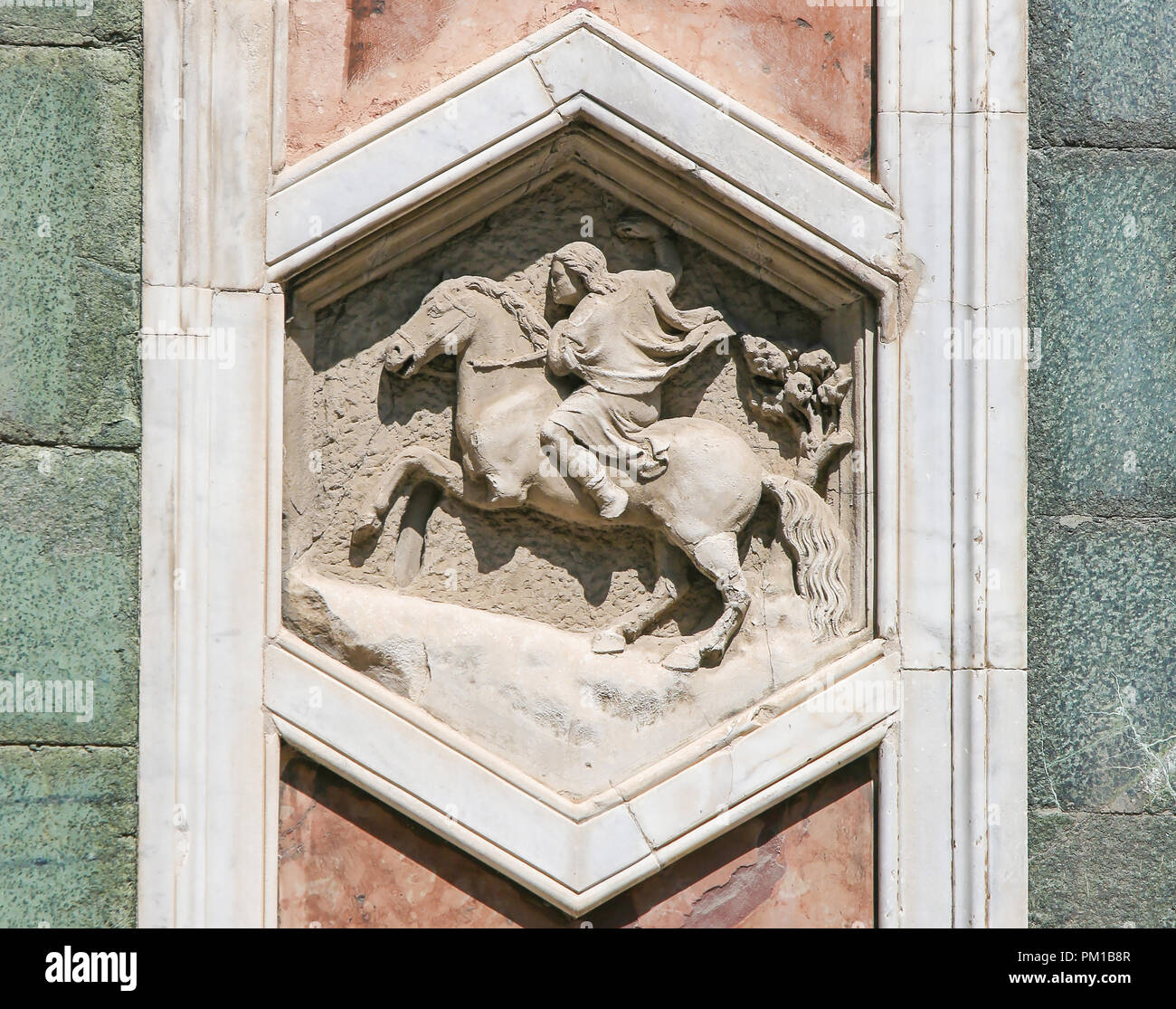 Renaissance Bassorilievo in esterno del Duomo di Firenze, Italia, raffigurante un equestri e da un cavallo Foto Stock