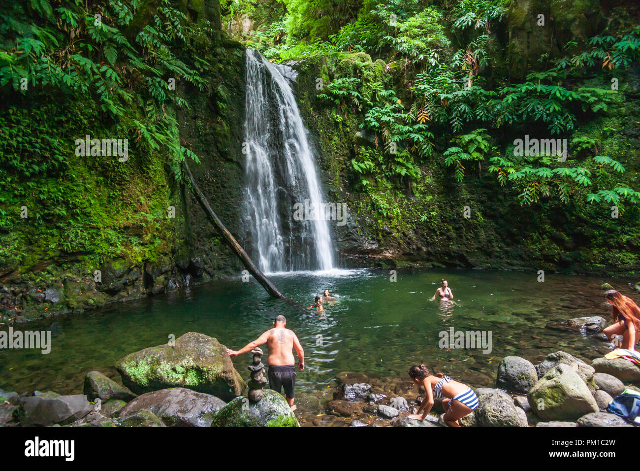 Situato in Faial da terra e raggiungibile sia con il percorso pedonale di Sanguinho o dal salto fare Prego cascata Sao Miguel Azzorre Foto Stock