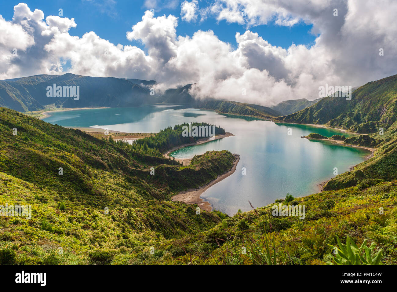 Vista di Lagoa do Fogo lago di fuoco sull'isola di Sao Miguel Azzorre un cratere del lago entro il Água de Pau massiccio stratovulcano Foto Stock