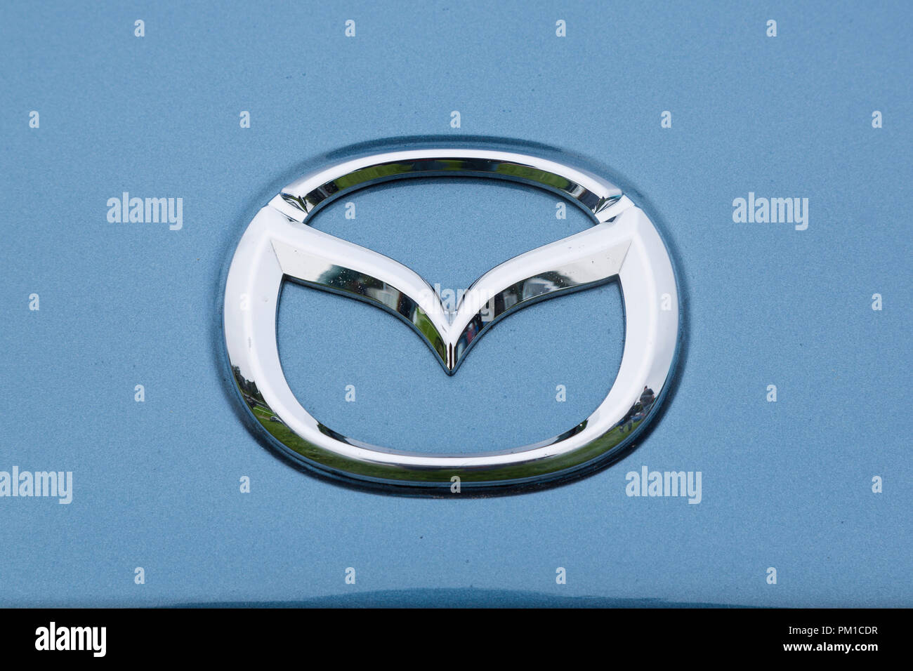 Mazda il logo o il badge del cofano; progettazione utilizzata a partire dal 1997 Foto Stock