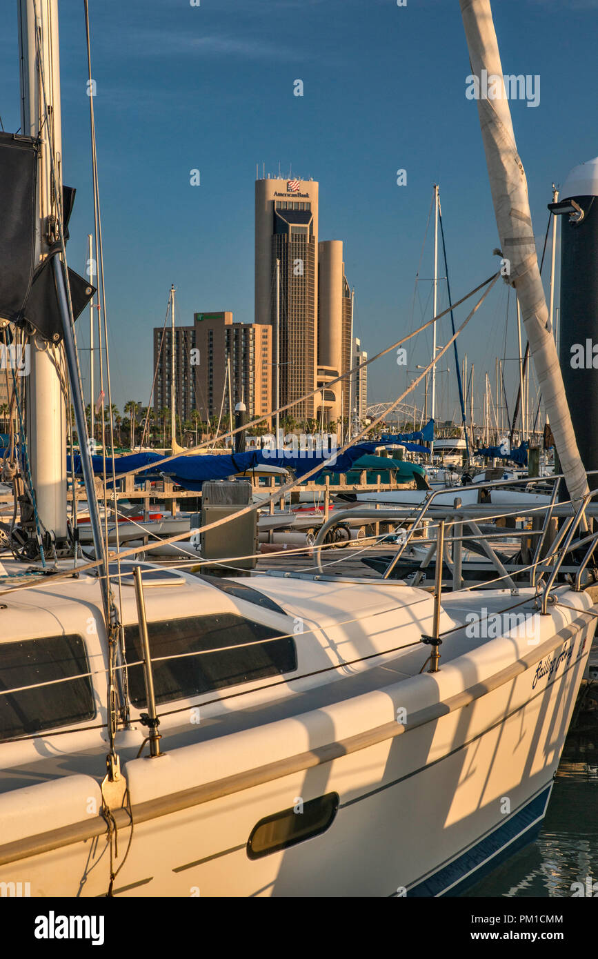 Barche a vela presso il Corpus Christi Marina, centro di torri in distanza, Corpus Christi, Texas, Stati Uniti d'America Foto Stock