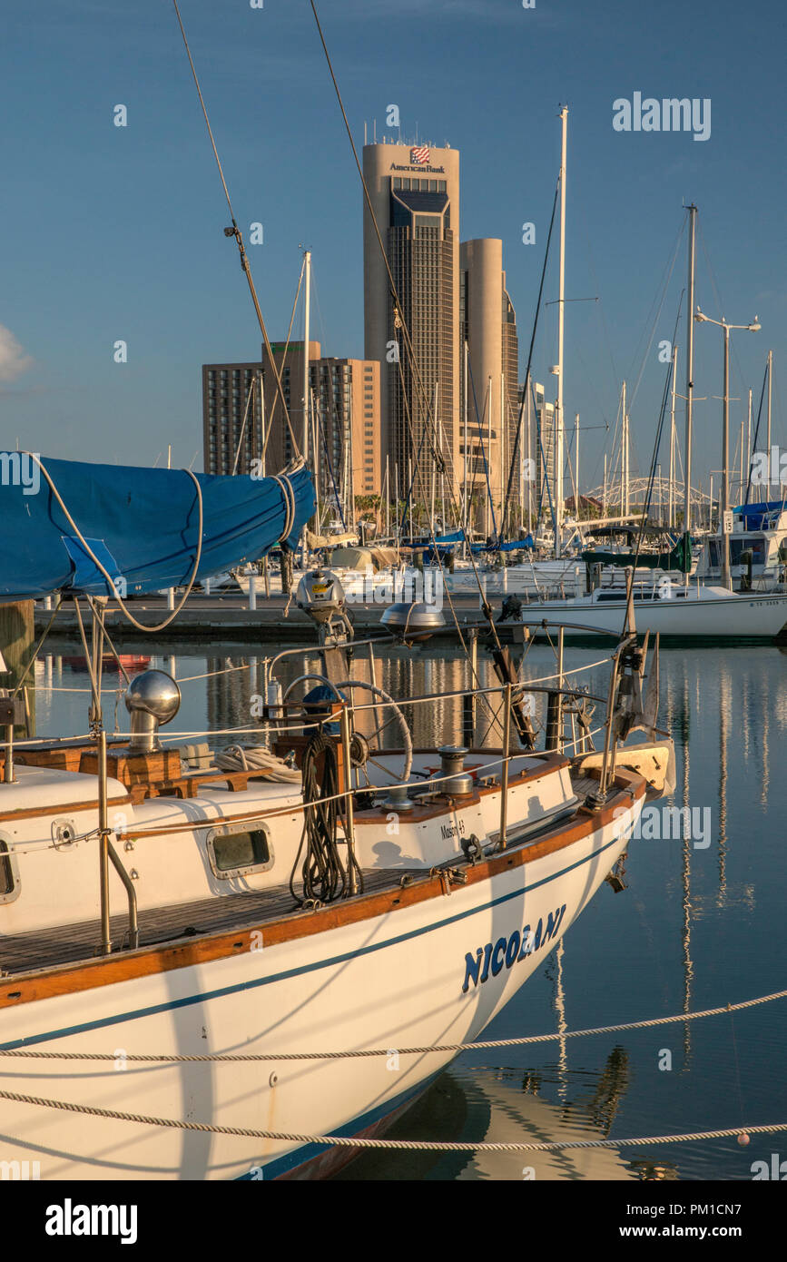 Barche a vela presso il Corpus Christi Marina, centro di torri in distanza, Corpus Christi, Texas, Stati Uniti d'America Foto Stock