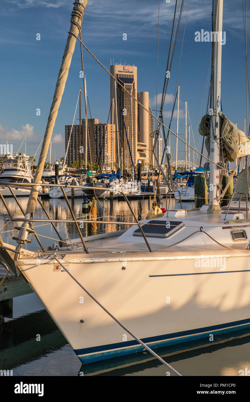 Barche a vela presso il Corpus Christi Marina, centro di torri in distanza, Corpus Christi, Texas, Stati Uniti d'America Foto Stock