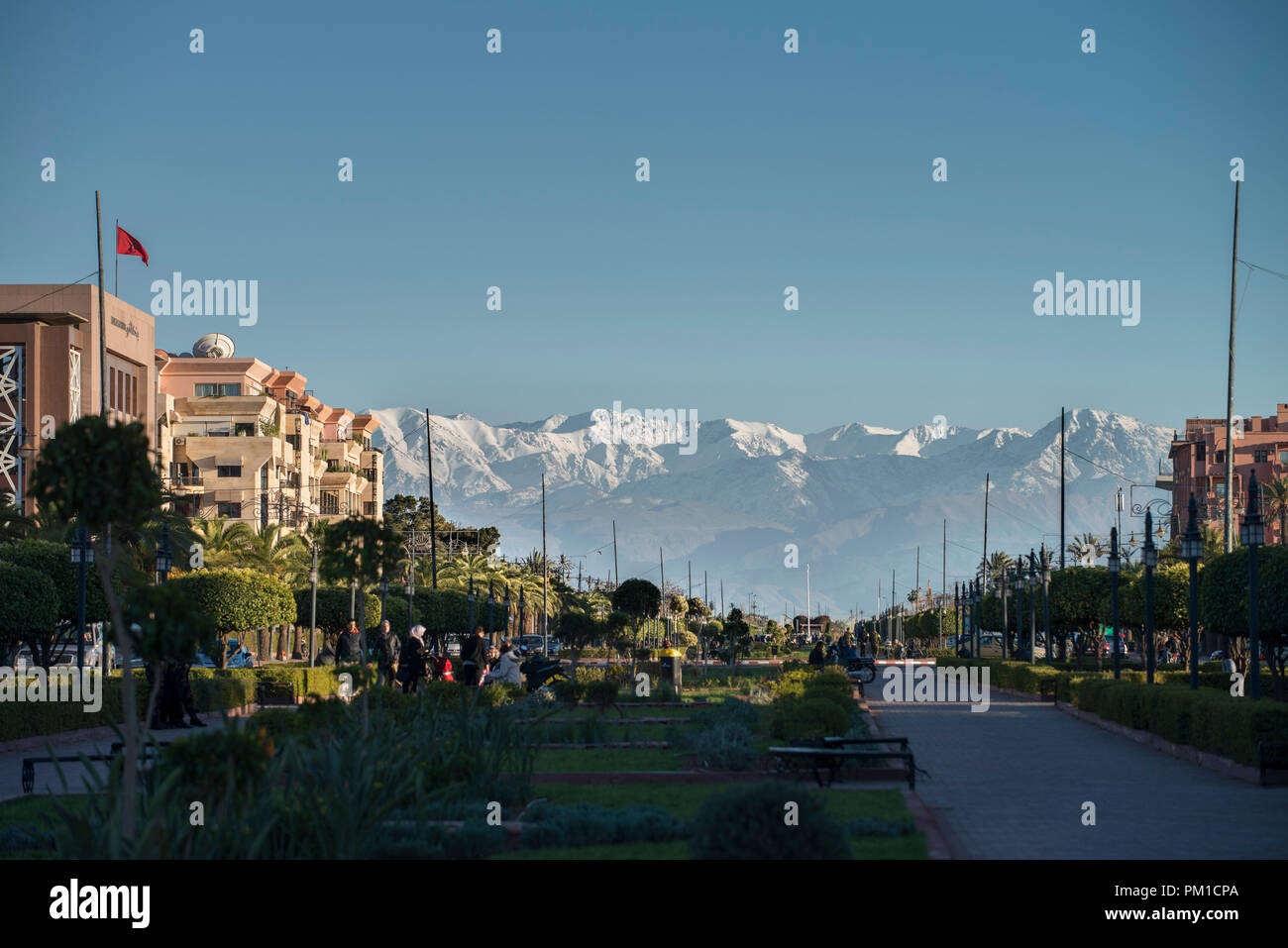 26-02-15, Marrakech, Marocco. Le montagne Atlas visto dal Boulevard Mohamed VI. Foto © Simon Grosset Foto Stock