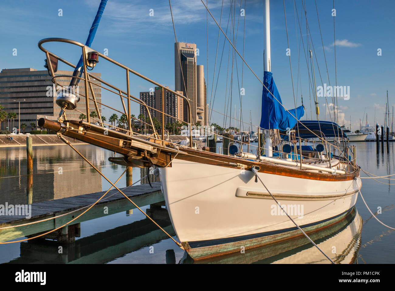 Barca a vela presso il Corpus Christi Marina, centro di torri in distanza, Corpus Christi, Texas, Stati Uniti d'America Foto Stock
