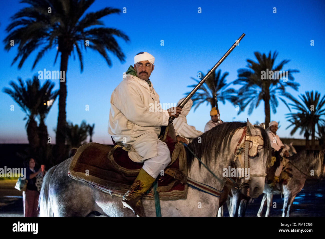 26-02-15, Marrakech, Marocco. Uomo in abito tradizionale a cavallo con la pistola all'attrazione turistica di Fantasia / Chez Ali. Foto © Simon Grosset Foto Stock