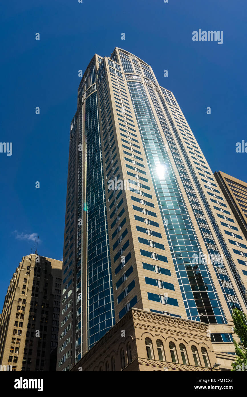 Cerca fino al 1201 la terza Avenue Tower o grattacielo, originariamente la Washington Mutual Tower si trova nel centro di Seattle, WA, Stati Uniti d'America. Foto Stock