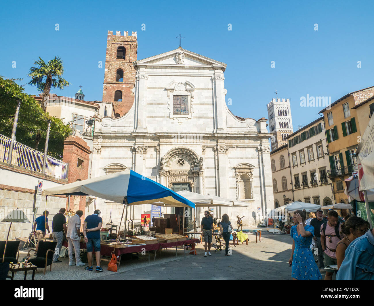 Chiesa di San Giovanni (Giovanni e Reparata su un giorno di mercato nella città di Lucca, Toscana, Italia. Foto Stock