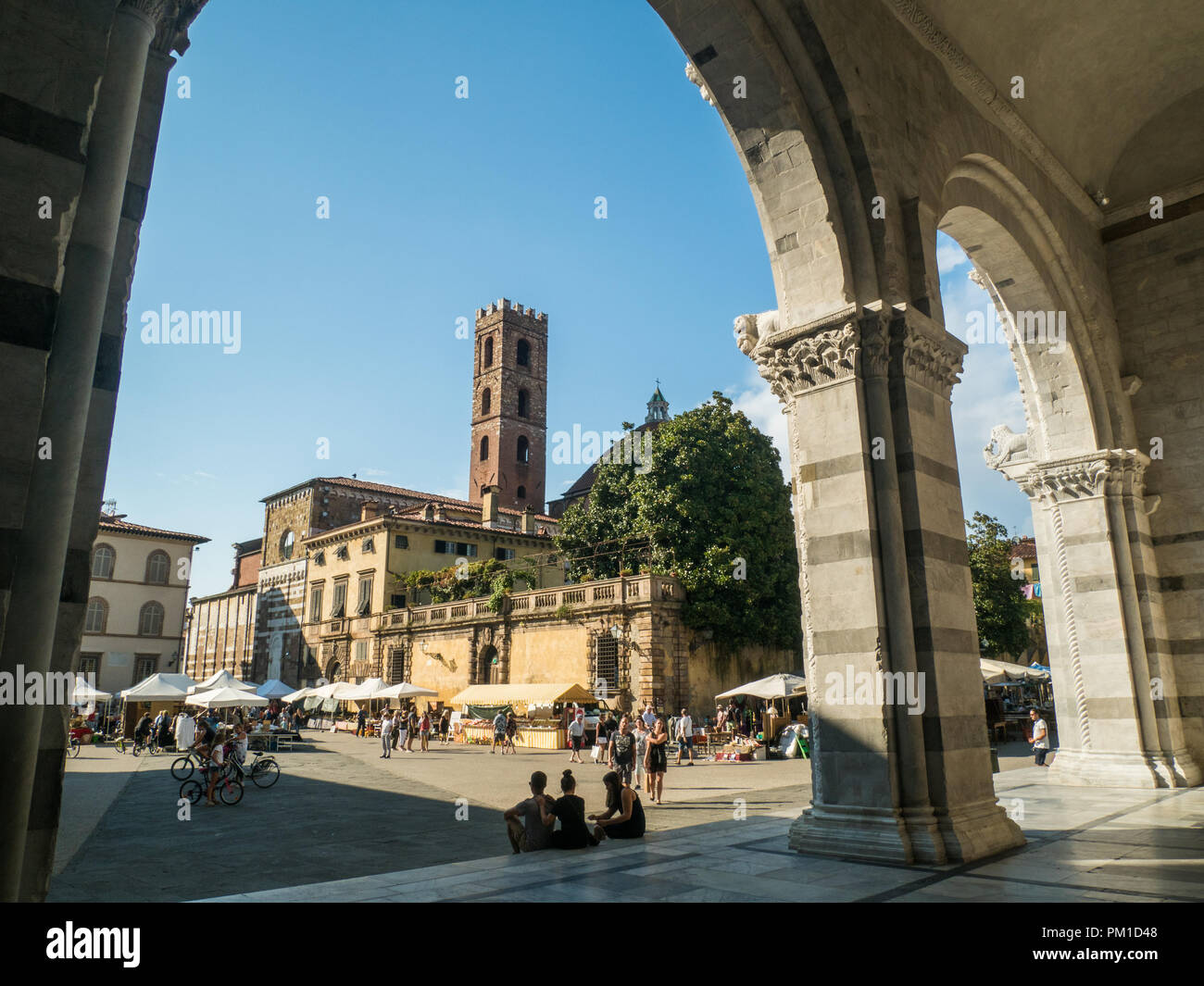 Piazza Antelminelli con la Chiesa di San Giovanni (Giovanni e Reparata, come si vede dalla Cattedrale di St Martin, nella città di Lucca, Toscana, Italia Foto Stock