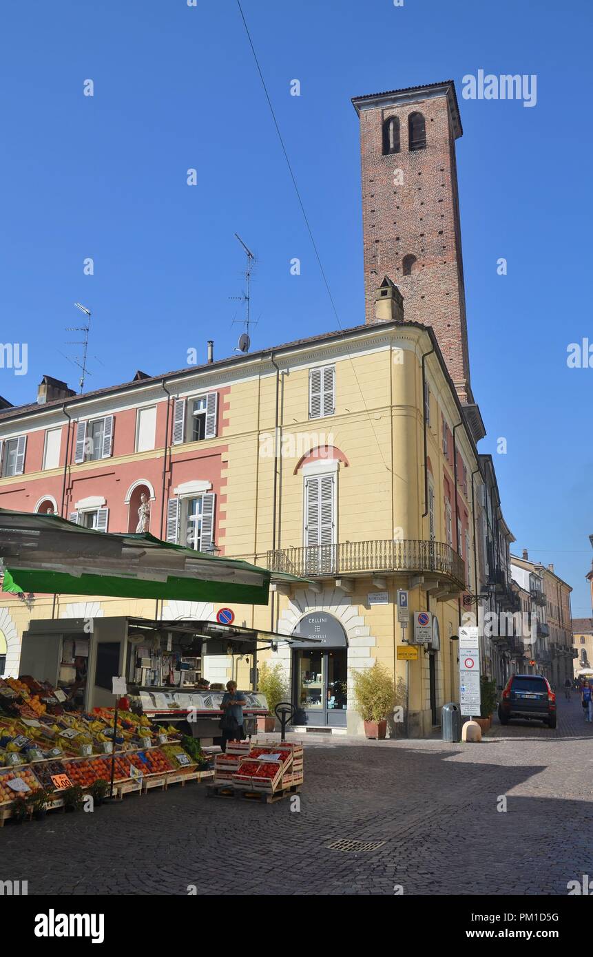 Vercelli, una cittadina in provincia di Piemonte, Nord Italia: la Torre di città (City Tower) Foto Stock