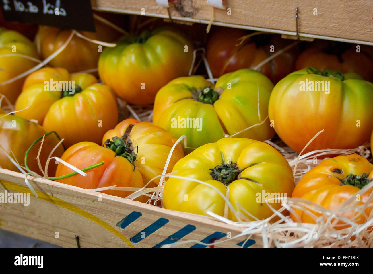 Prodotti freschi di fattoria in vendita nel mercato di Borough, Southwark, Londra UK Foto Stock