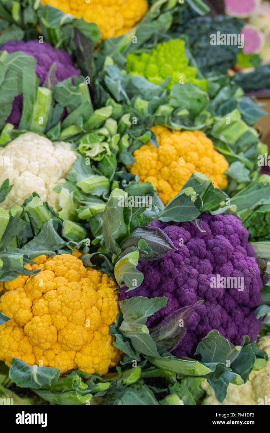 Viola freschi, Bianco e arancione il cavolfiore in vendita nel mercato di Borough, Southwark, Londra UK Foto Stock