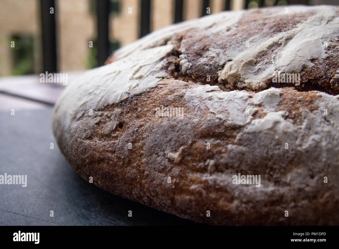 Pane fresco sul tavolo esterno-top Studio Foto Stock