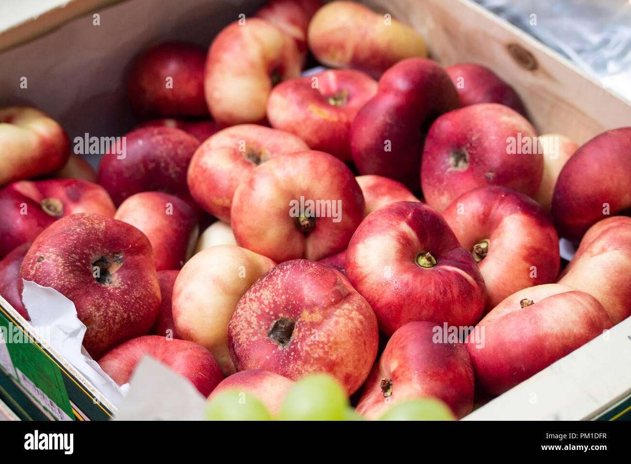 Cassa di pesche fresche in vendita nel mercato di Borough, Southwark, Londra UK Foto Stock