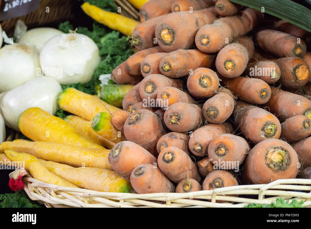 Suolo coprì le carote in un cesto di vimini in vendita nel mercato di Borough, Southwark, Londra UK Foto Stock