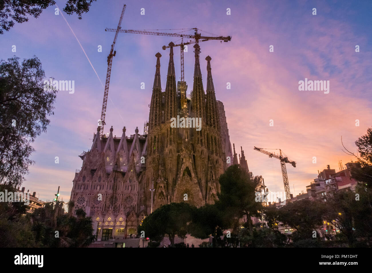 La Sagrada Familia chiesa cattolica nella città catalana di Barcellona, Spagna. Progettato da Antoni Gaudi la Basilica è ancora in costruzione oggi. Foto Stock