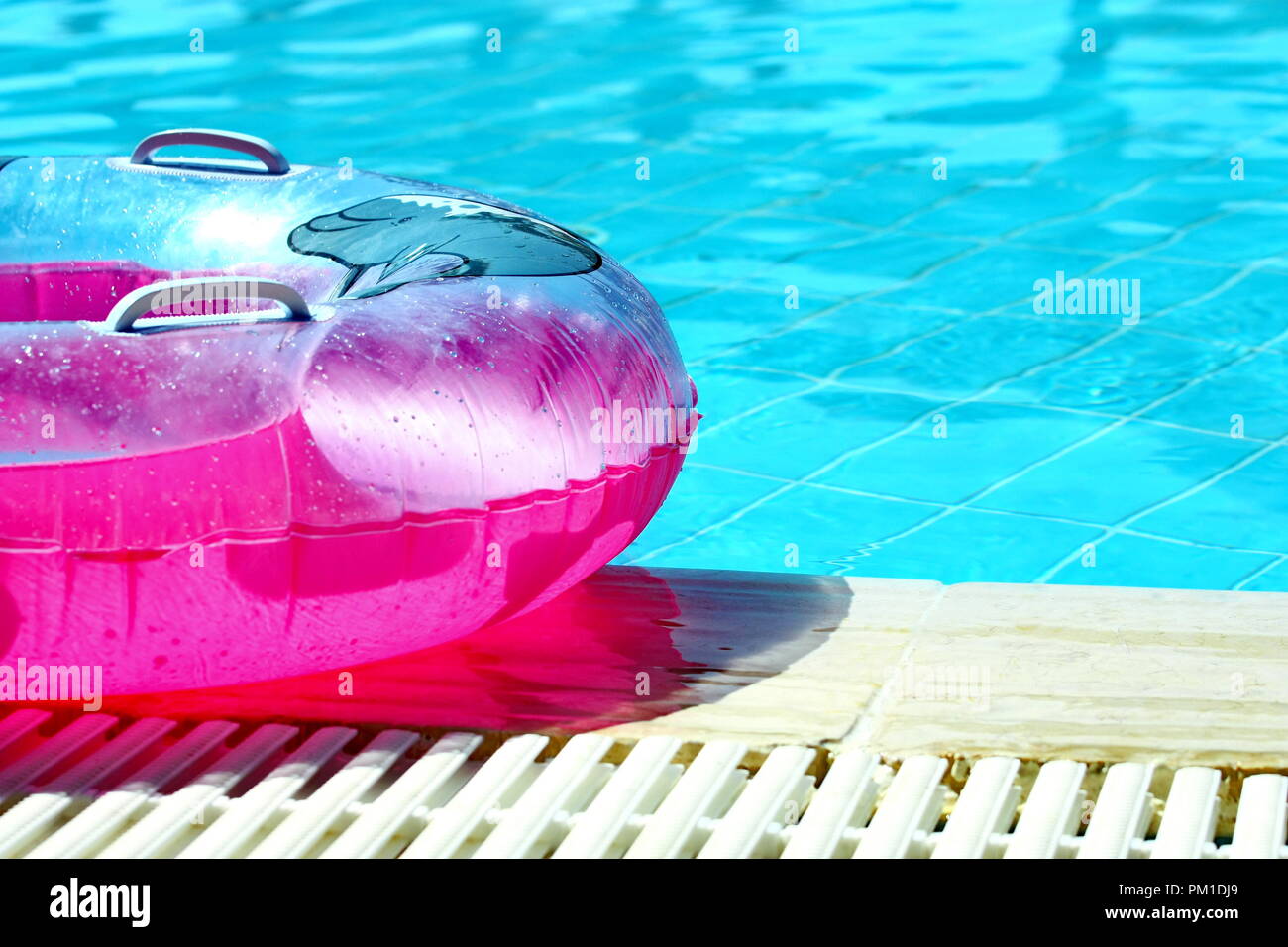 Rosa gonfiabile tubo rotondo in piscina Foto Stock