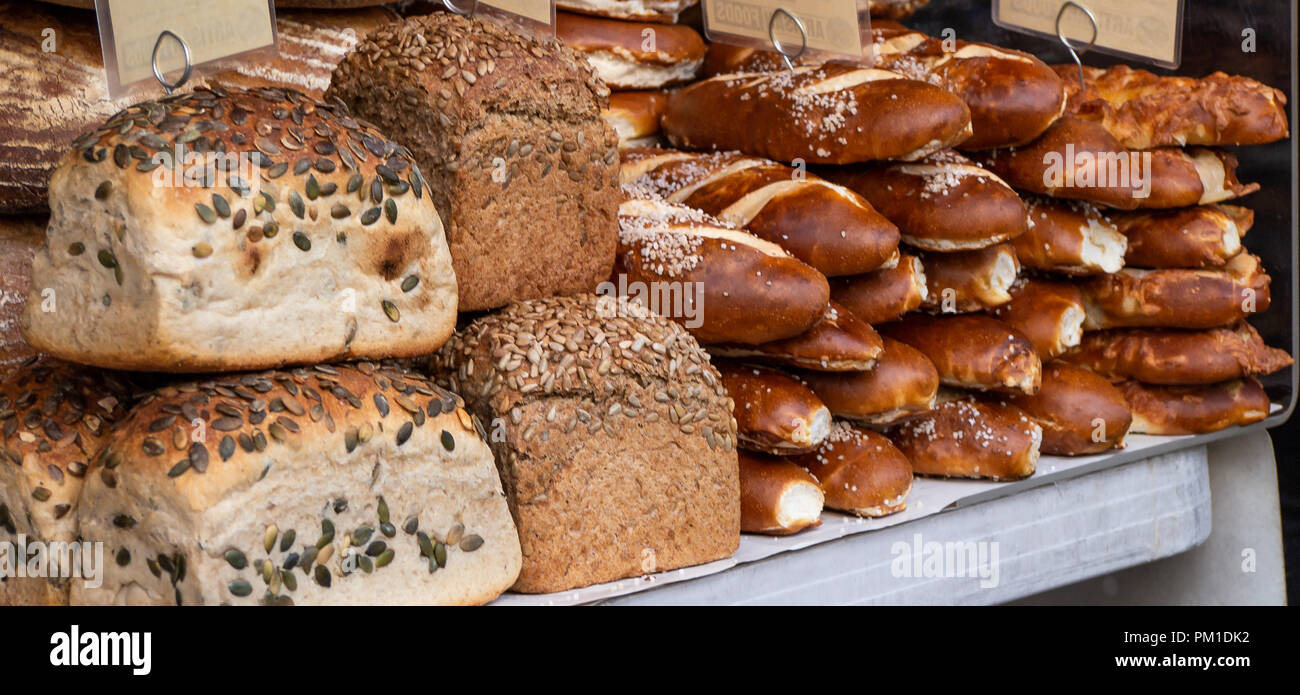Rustico pagnotte di pane in vendita nel mercato di Borough, London REGNO UNITO Foto Stock