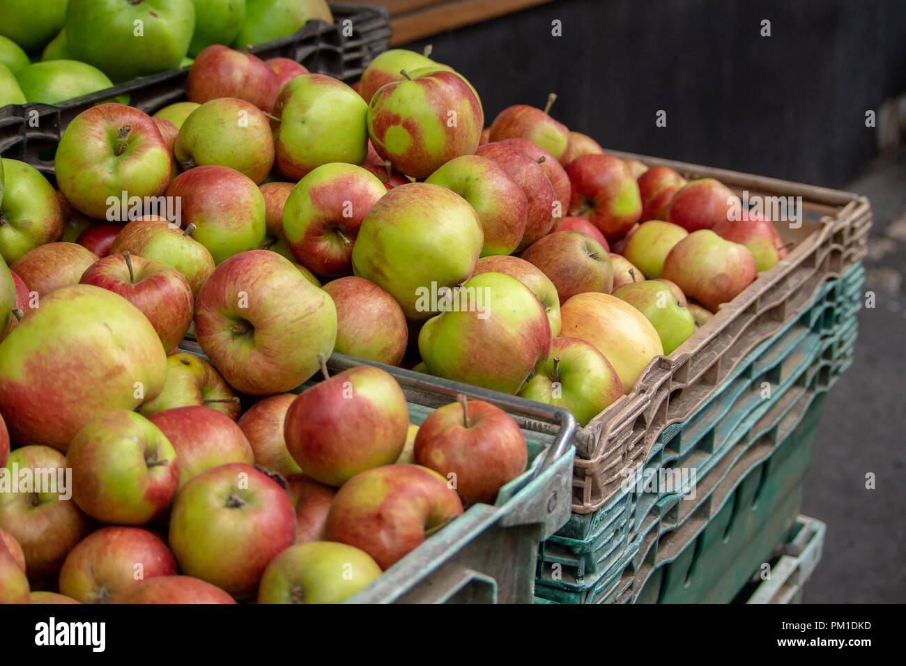 Appena raccolto le mele in una cassa in vendita nel mercato di Borough, Southwark, Londra UK Foto Stock