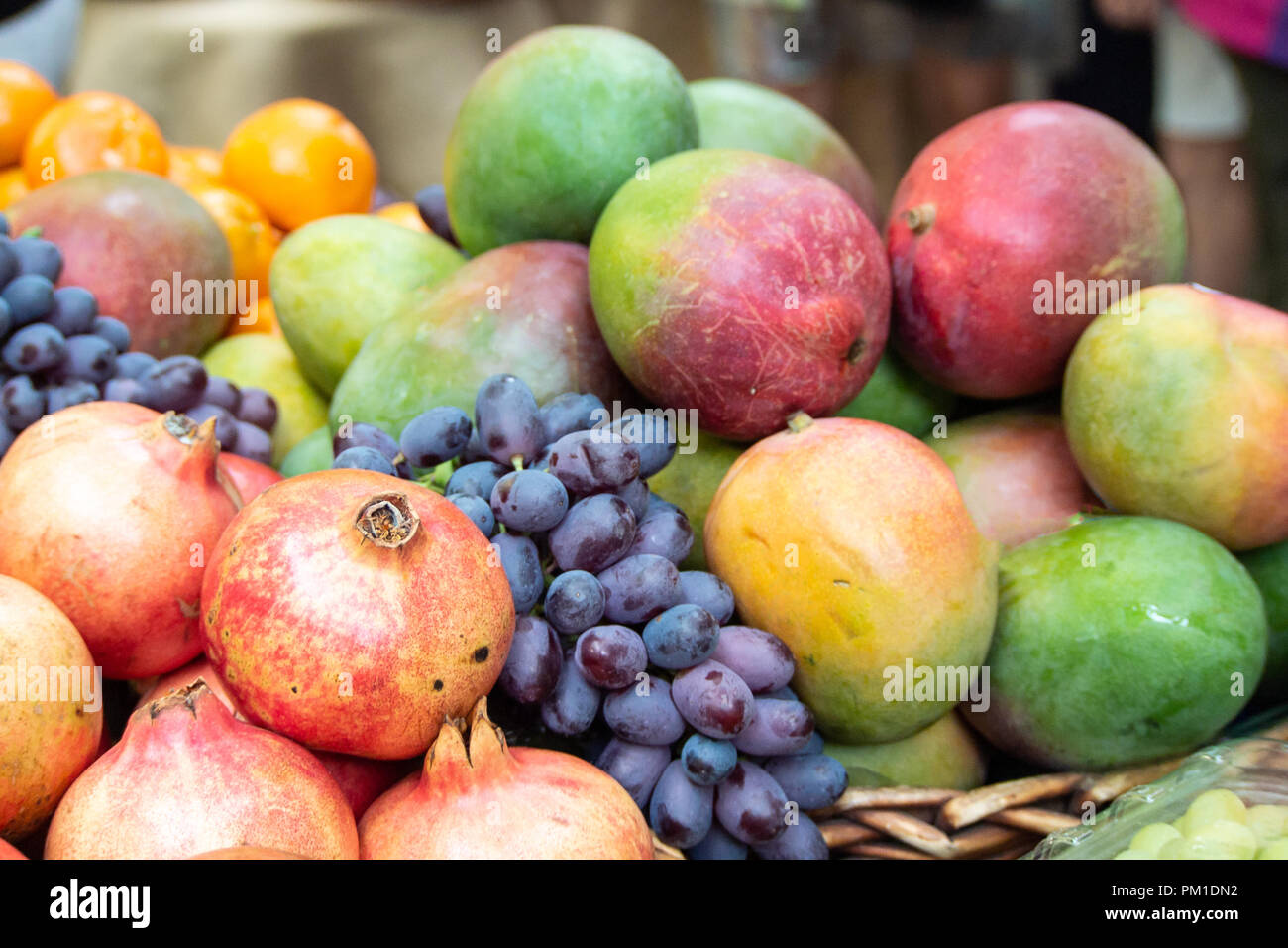 Di mango fresco, uva, Pomegranetes & arance in vendita nel mercato di Borough, Southwark, Londra UK Foto Stock