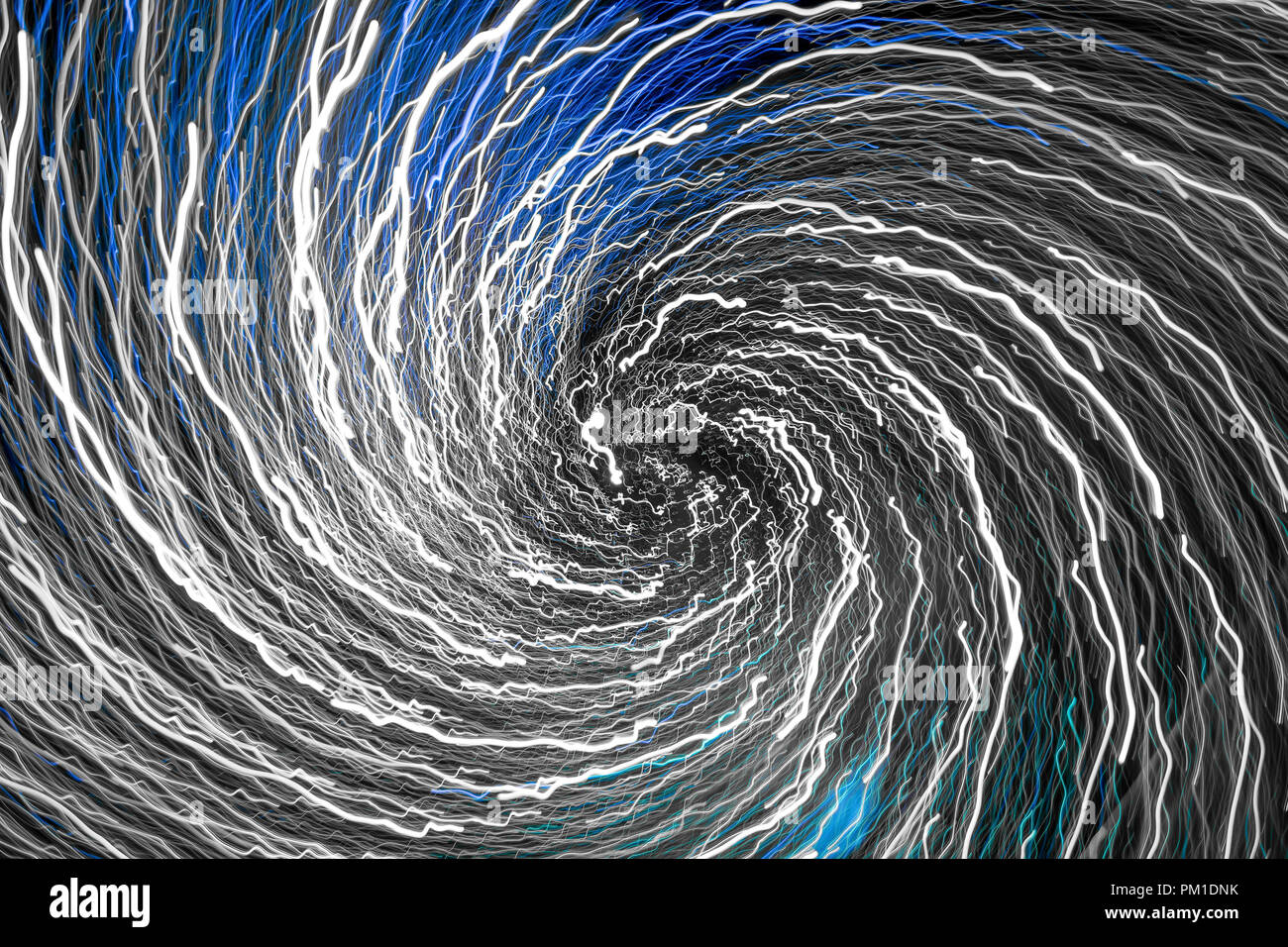 Luminosa spirale colorata sentieri di luce Foto Stock