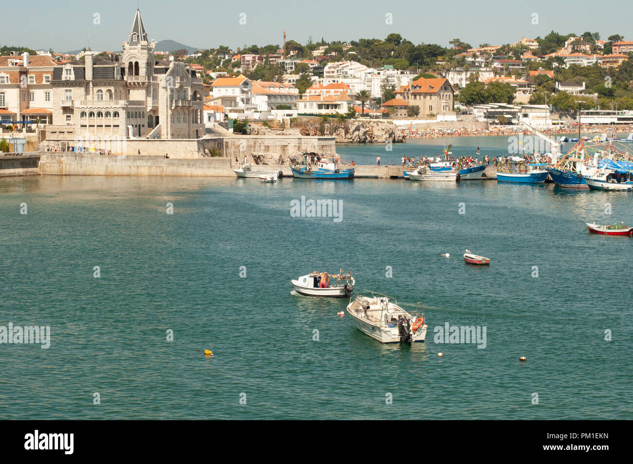 Vista di Cascais centro città, villaggio di pescatori lungo la costa atlantica del Portogallo Foto Stock