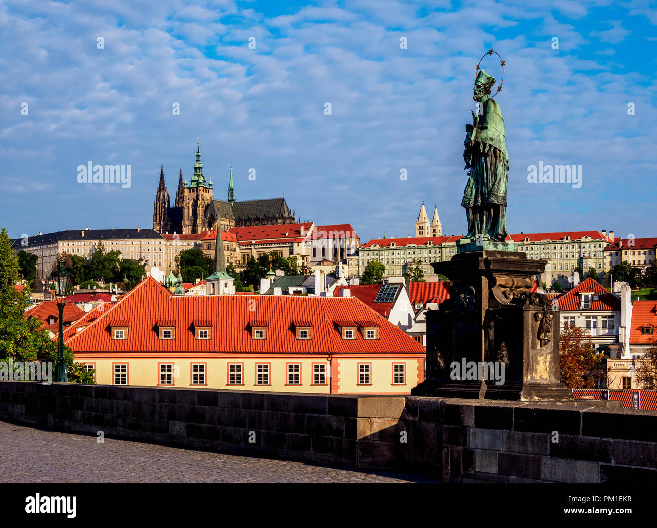 La scultura al Ponte Carlo, il castello e la cattedrale in background, Praga, Boemia Regione, Repubblica Ceca Foto Stock