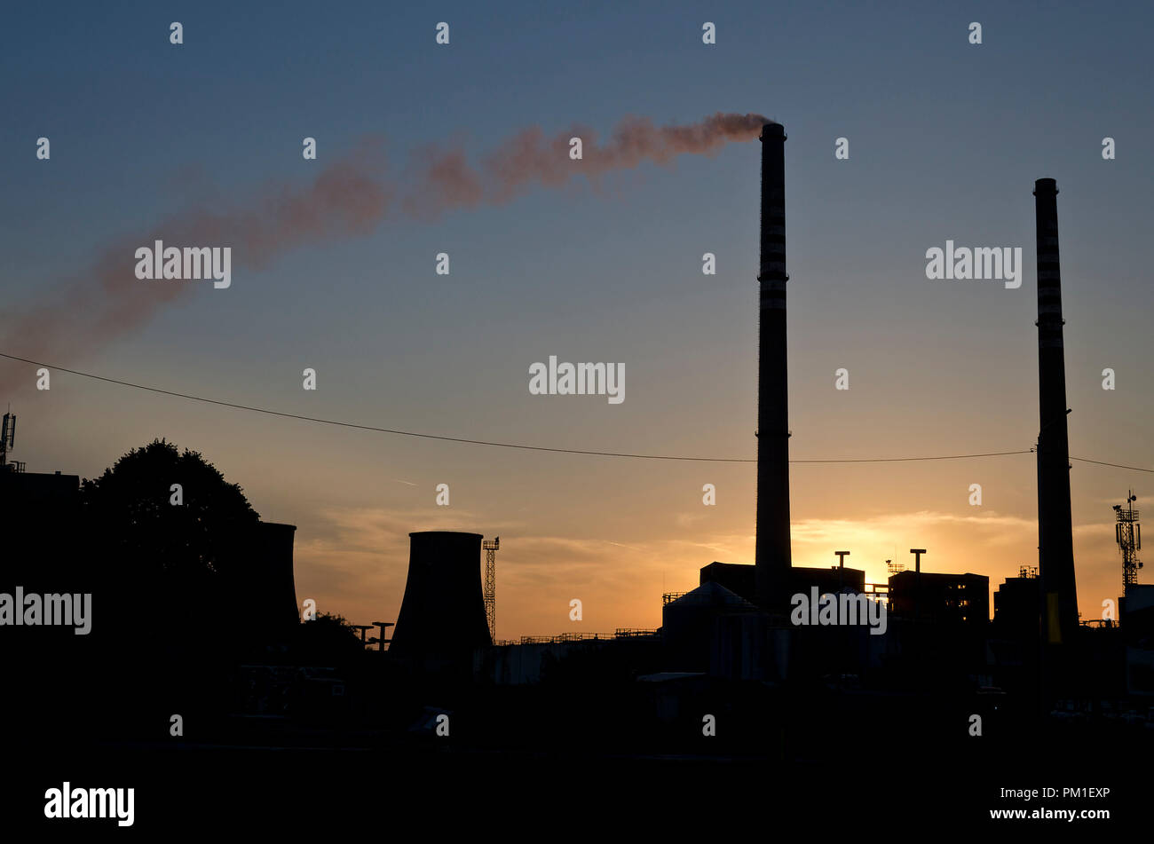 Centrali a carbone vegetale di fumare contro il tramonto Foto Stock