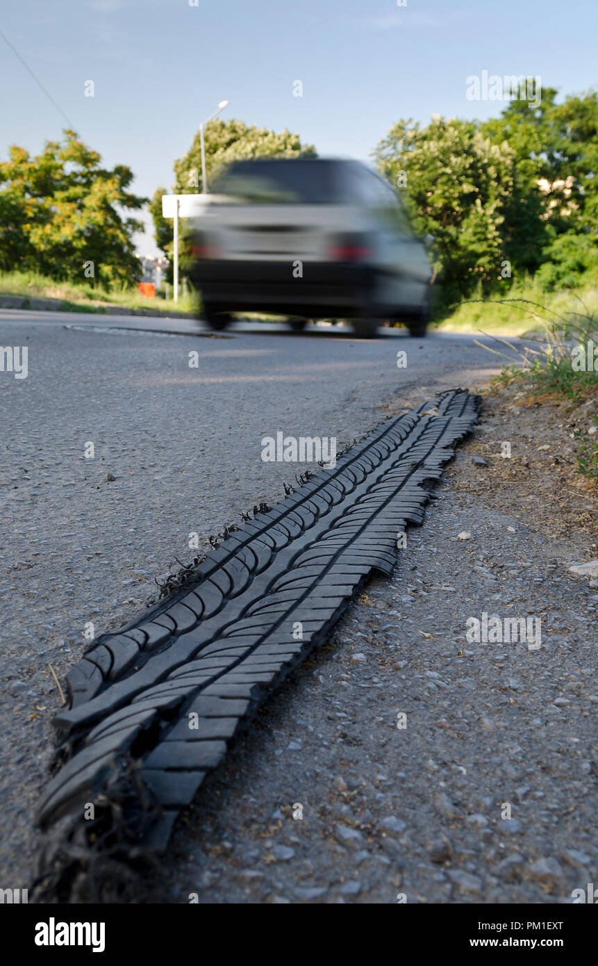 Incidente di auto-foratura su strada Foto Stock