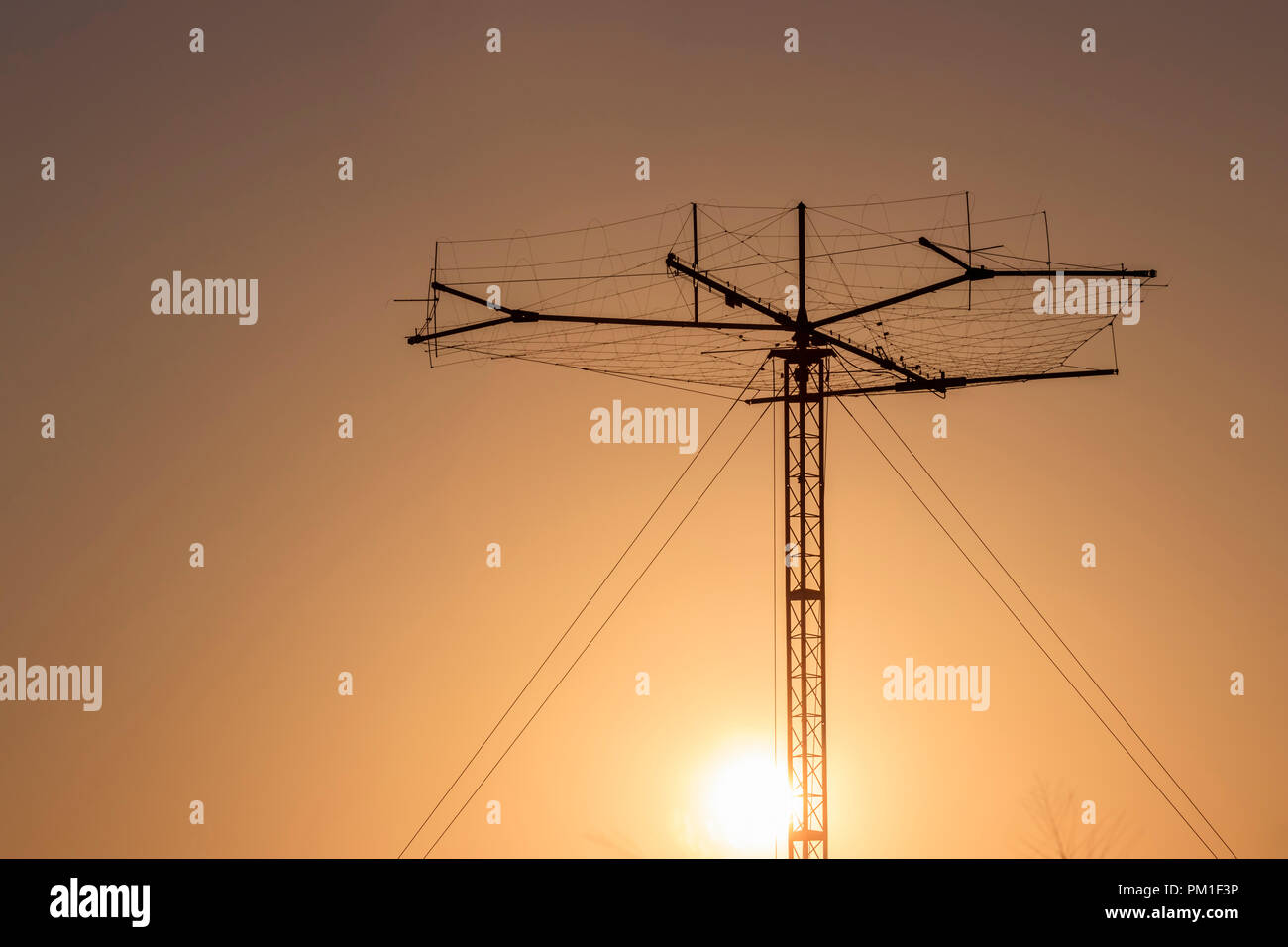 Frequenza radio antenna, tramonto cielo arancione Foto Stock
