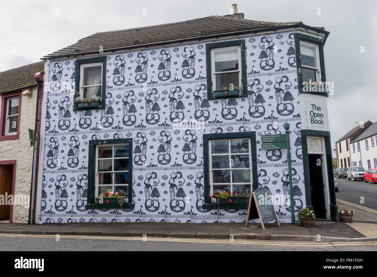 Artista Astrid Jaekel ha tappezzate di fuori di vari edifici in Wigtown per la città del libro annuale Festival 21-30 settembre 2018. Foto Stock