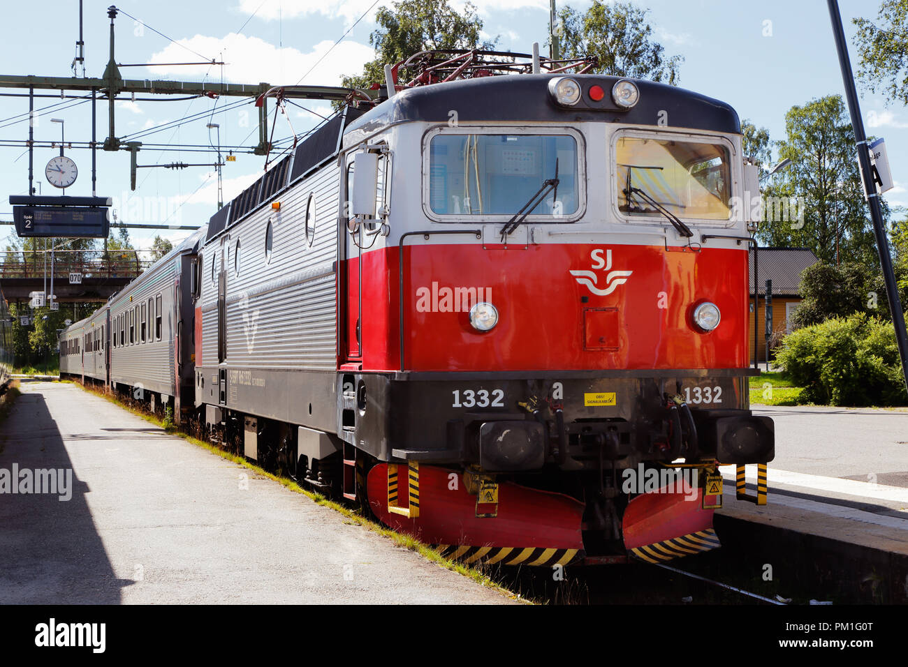 Lulea, Svezia - Luglio 19, 2016: una SJ treno passeggeri trainato da una locomotiva elettrica classe RC6 a Lulea railroad station. Foto Stock
