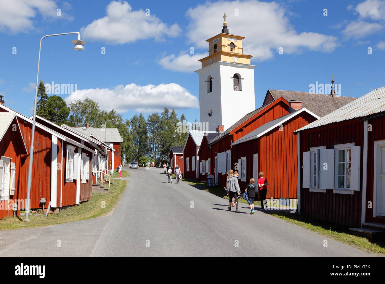 Gammelstad, Svezia - Luglio 19, 2016: persone ed edifici in legno UNESCO World herritage sito chiesa di Gammelstad città vicino alla città di Lulea. Foto Stock
