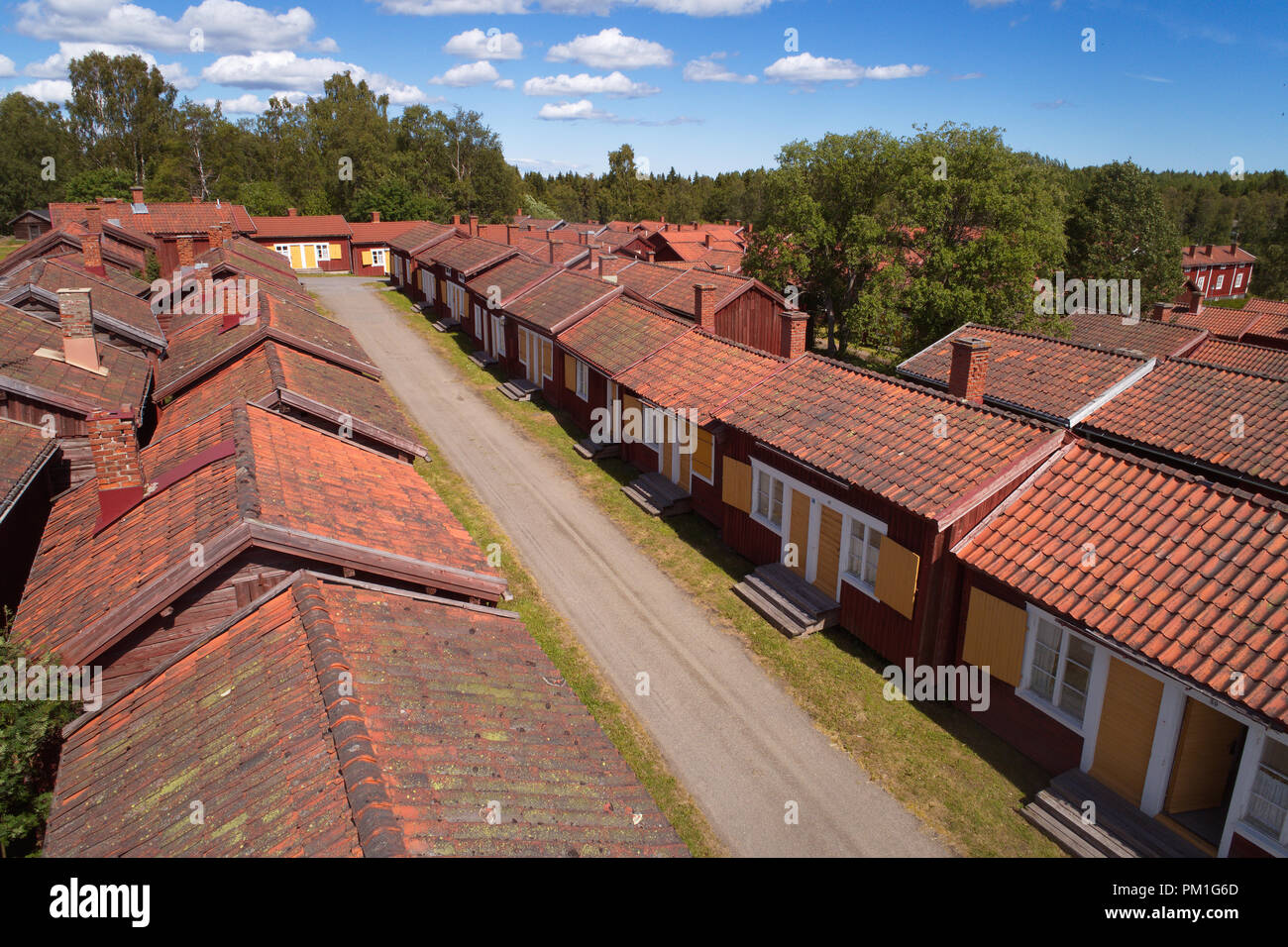 Lovanger, Svezia - 21 Giugno 2018: Angelo Alta Vista di capanne nella chiesa Lovanger città. Foto Stock