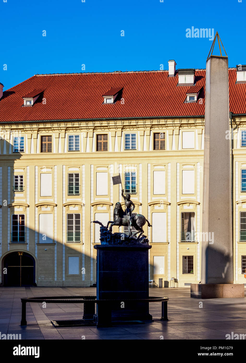Saint George statua e obelisco al Castello di Praga, Praga, Boemia Regione, Repubblica Ceca Foto Stock