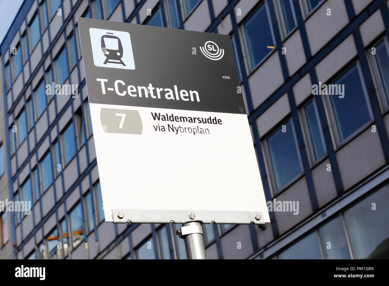 Stoccolma, Svezia - 13 Settembre 2018: chiusura del T-Centralen fermata del tram firmare azionato per mezzo di una linea 7 per la maggiore a Stoccolma il trasporto pubblico, SL. Foto Stock