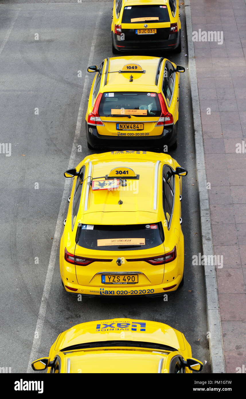 Stoccolma, Svezia - 13 Settembre 2018: Giallo taxicabs in servizio per Sverige Taxi schierate al rango dei taxi alla stazione centrale di Stoccolma. Foto Stock