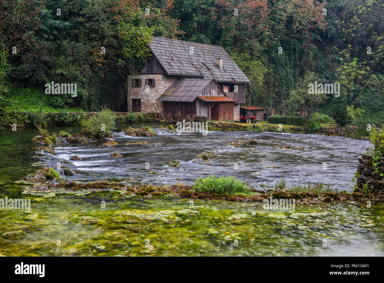 Vecchio mulino da tre fiume in autunno Foto Stock