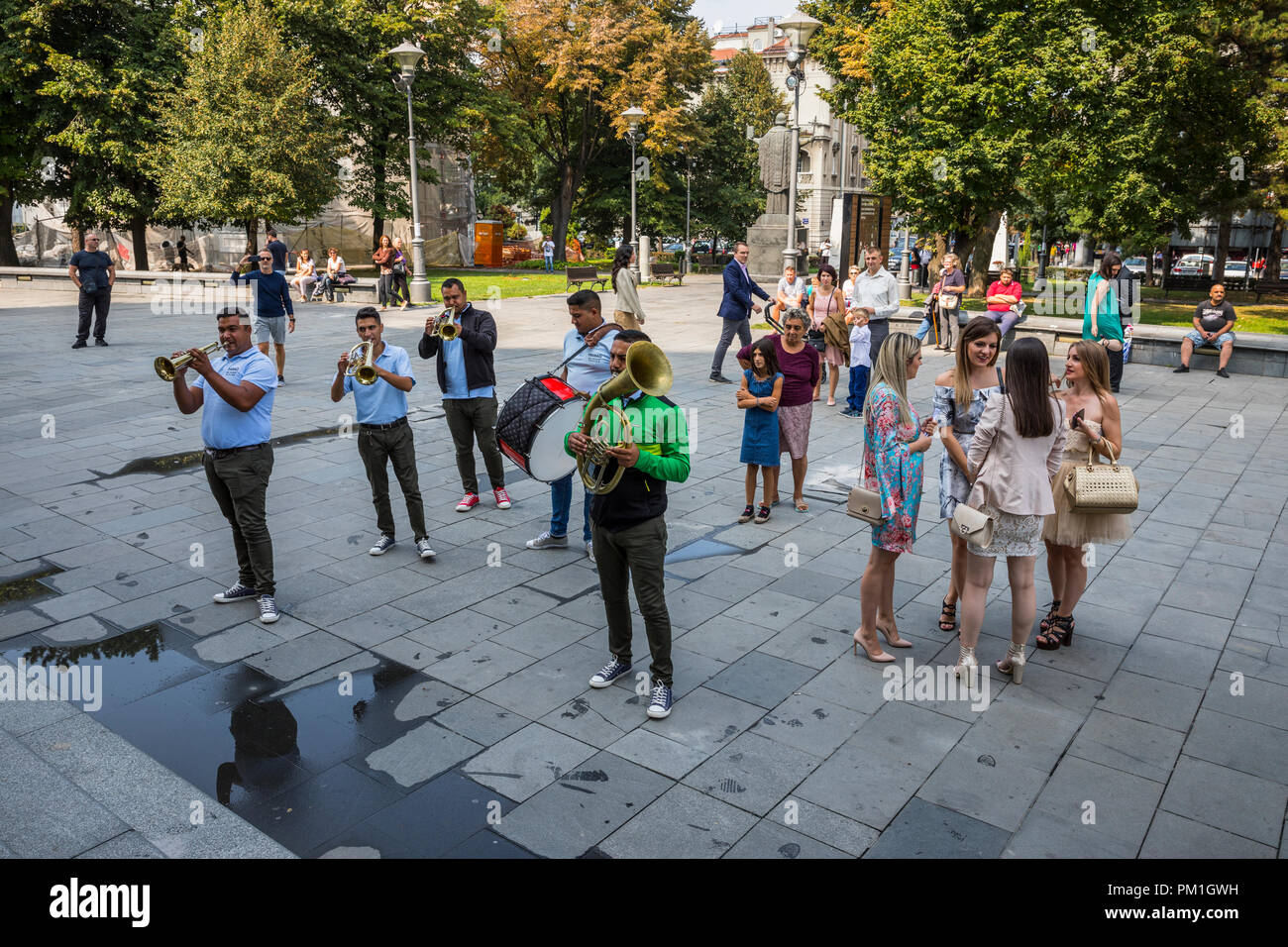 Gli zingari riproduzione di musica per nozze sebian davanti alla chiesa di Belgrado Foto Stock