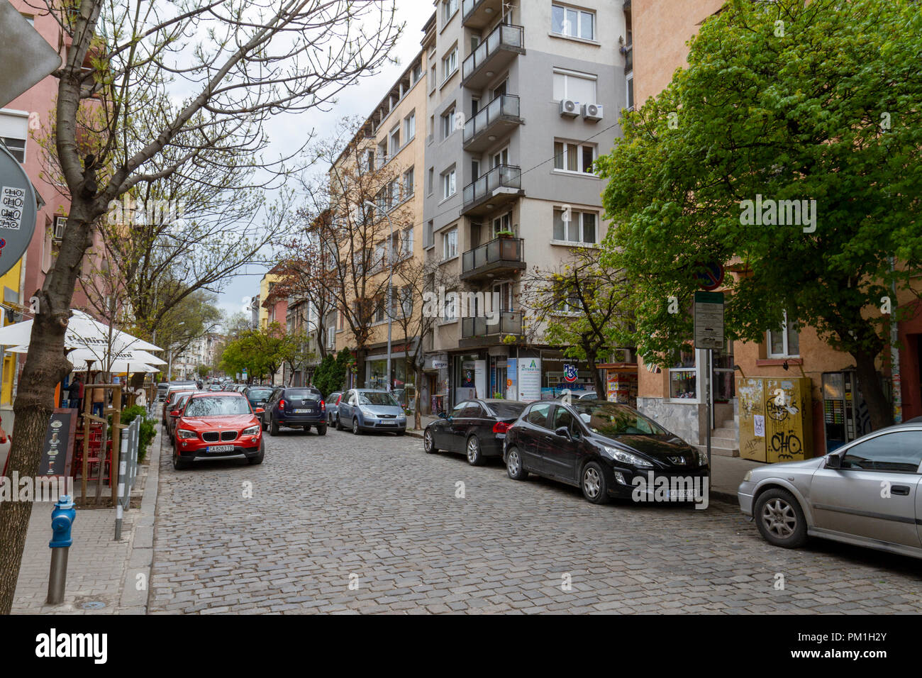 General street view di una strada laterale in ciottoli a Sofia, Bulgaria. Foto Stock