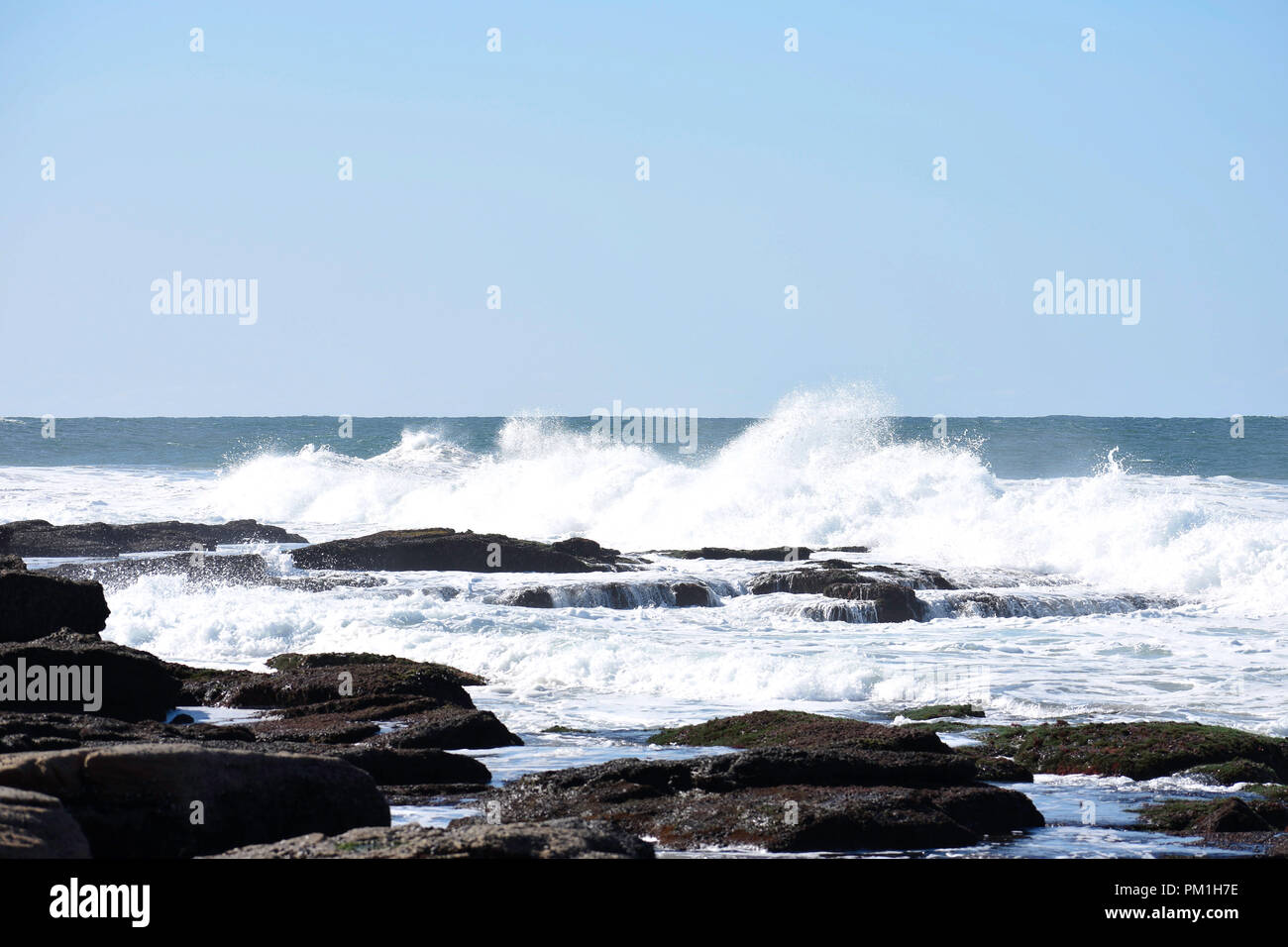 Onde si infrangono in piscine di roccia che la marea entra, Uvongo, Sud Africa Foto Stock