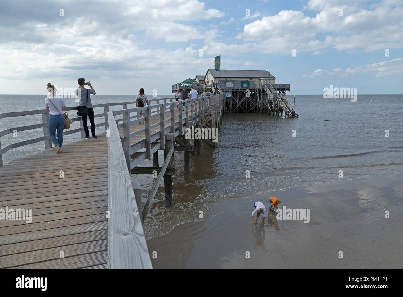 Stilt house ristorante presso la spiaggia, San Peter-Ording, Schleswig-Holstein, Germania Foto Stock