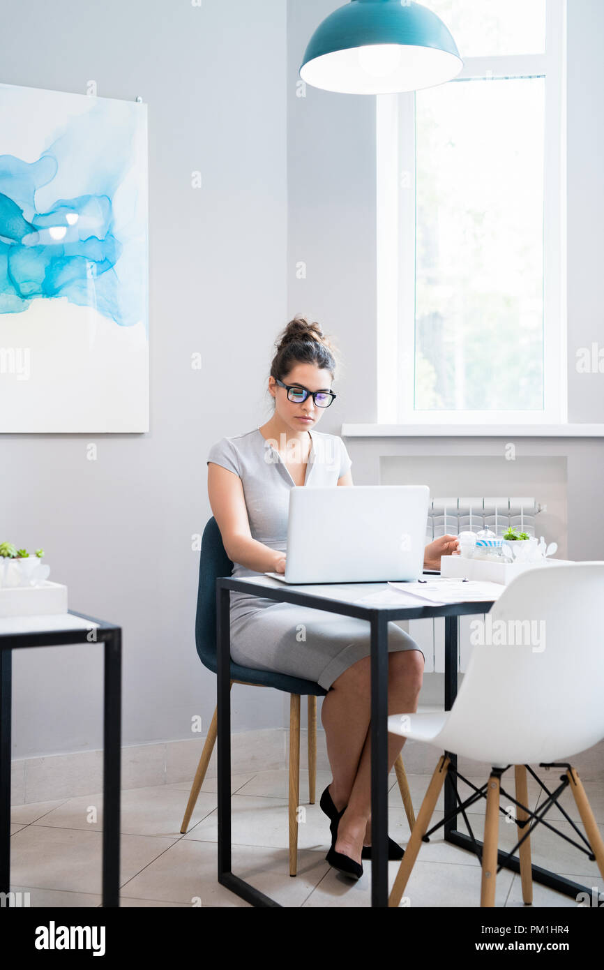 Bella imprenditrice lavorando in Cafe Foto Stock
