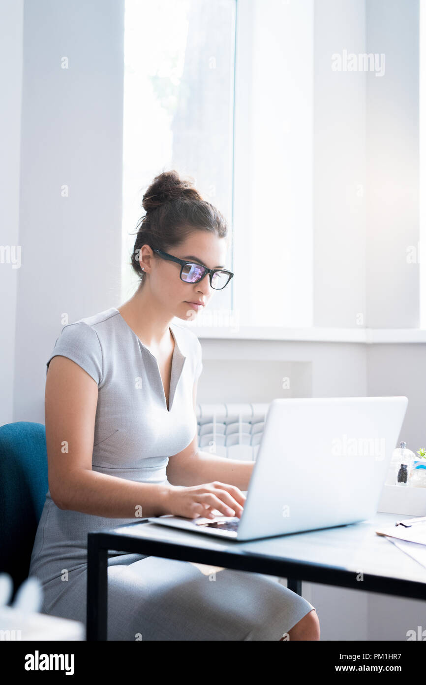 Imprenditrice latino-americani che lavorano in Cafe Foto Stock