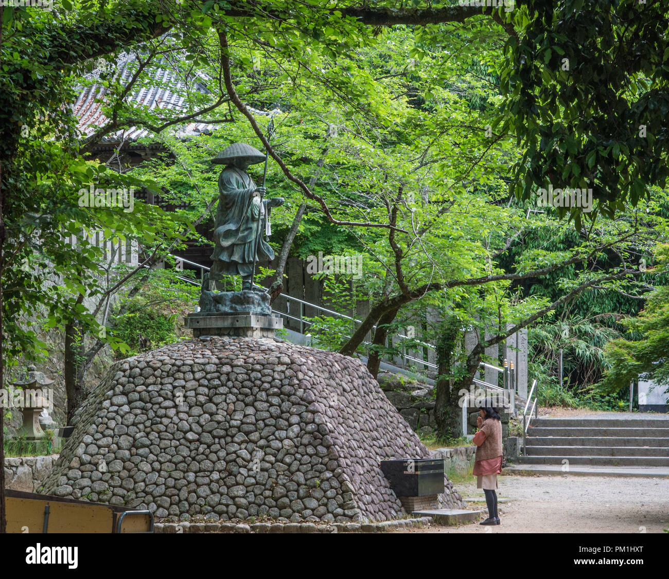 Le donne in preghiera davanti la statua di Kobo Daishi, tempio Iyadaniji 71, Shikoku 88 tempio pellegrinaggio, Kagawa, Giappone, primavera 2018 Foto Stock