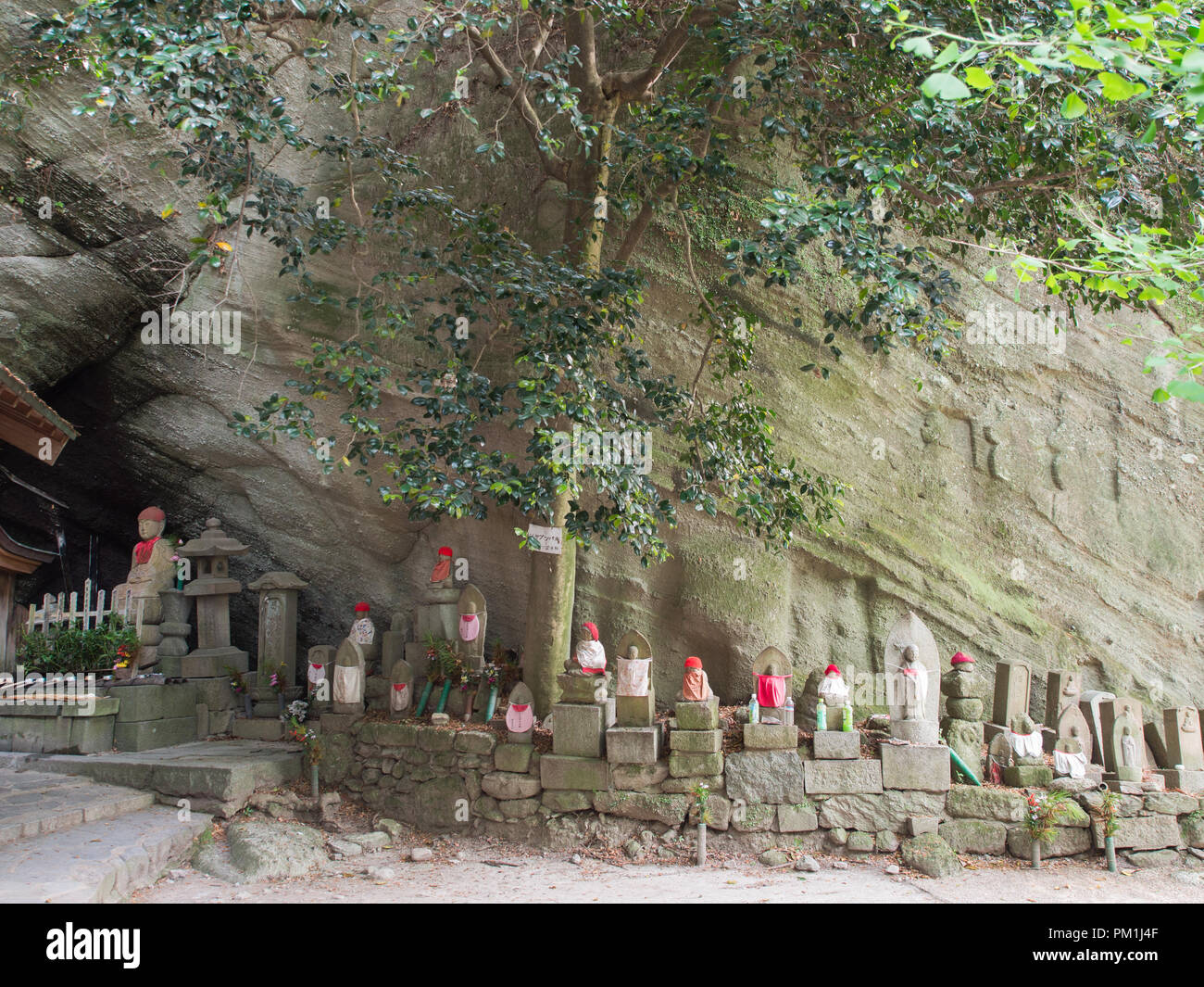 Statue sacre in una riga, al di sotto della rupe, Iyadaniji tempio 71, Shikoku 88 tempio pellegrinaggio, Kagawa, Giappone Foto Stock
