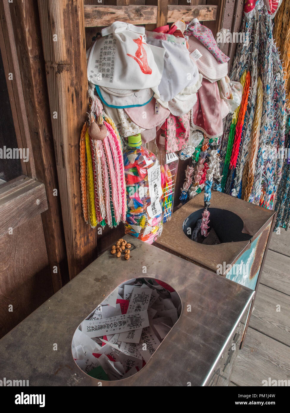 Osama fuda, nome scivola offerti da henro pellegrini e Senbazuru 1000 gru origami, tempio Iyadaniji 71, Shikoku 88 tempio pellegrinaggio, Kagawa, Giappone Foto Stock